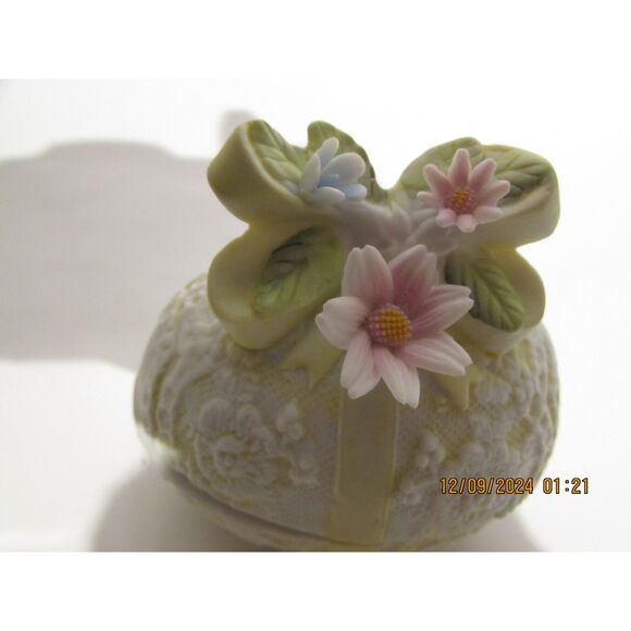 Vintage 1983 Lefton China hand painted Easter egg trinket box yellow flowers bow - Picture 1 of 7